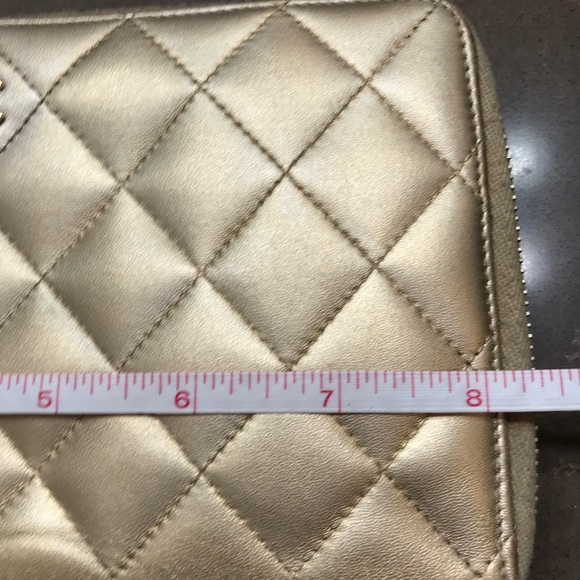 🌻4xHP!🌻 Auth. Chanel Gold Quilted Zip Wallet - Picture 14 of 16